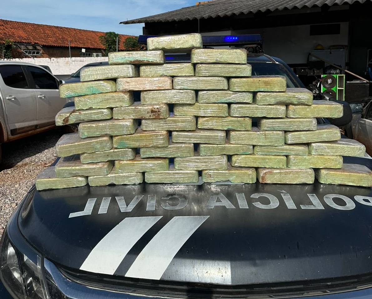 Dupla é presa com 44 tabletes de cocaína em fundo falso de pick-up