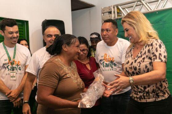 Márcia entrega peixes a idosos assistidos pela Prefeitura de Cuiabá