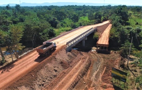 Equipes atuam no aterramento das cabeceiras da nova ponte sobre o Rio Aricazinho; investimento da gestão Emanuel Pinheiro chega a R$ 2 mi