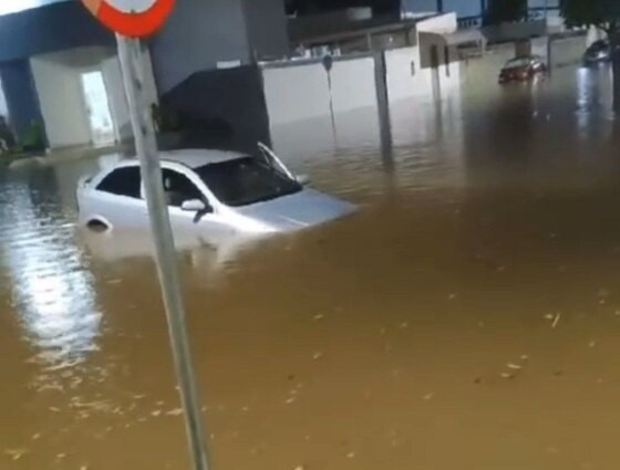 Chuva de 150 mm causa alagamentos e deixam famílias desabrigadas em Cáceres