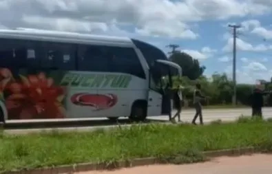 Venezuelano sequestra ônibus de viagem e faz 20 passageiros reféns em MT