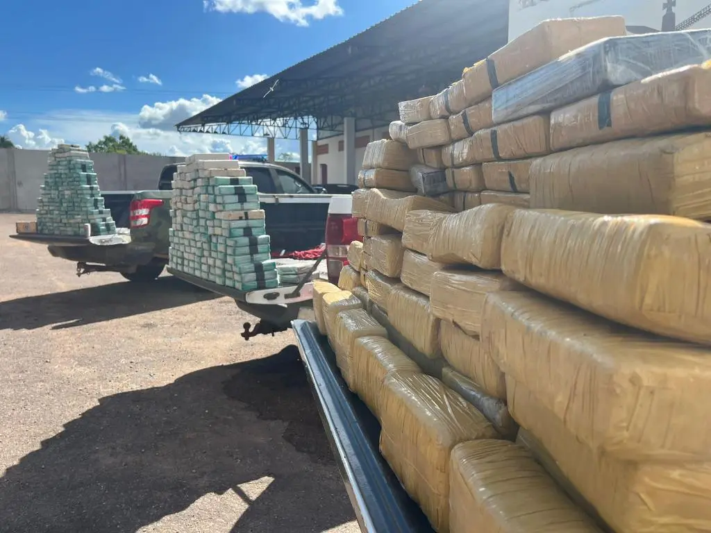 Dupla é presa com 420 tabletes de cocaína e maconha na fronteira com a Bolívia