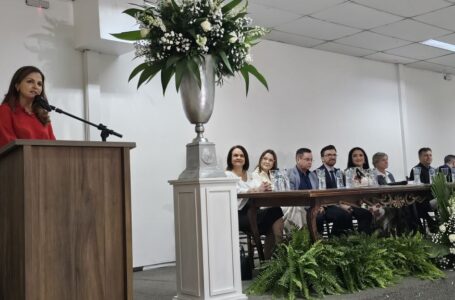 Gisela Cardoso participa de solenidade na Universidade de Cuiabá